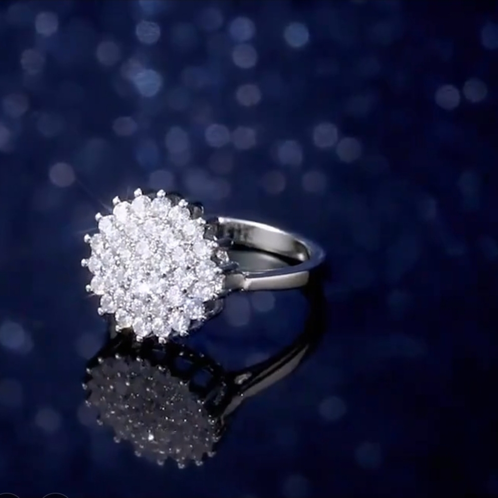 Elegant Silver Cluster Ring - Picture 2 of 6